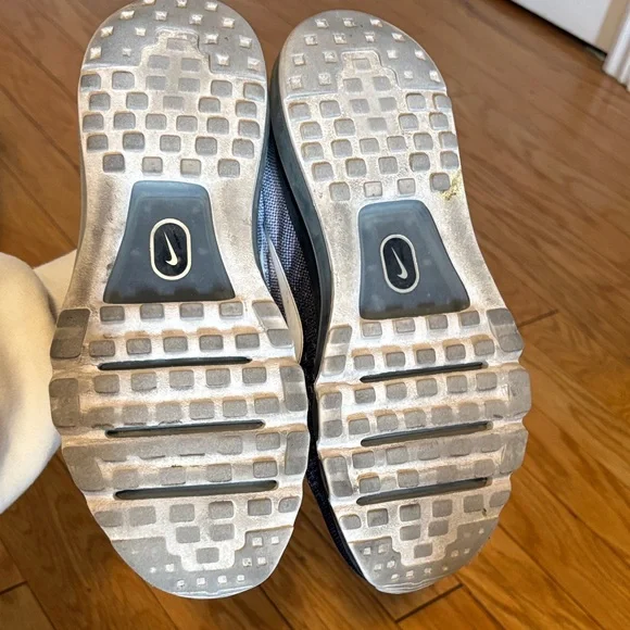 Nike Women's Black and White Air Max Sneakers - Picture 12 of 12